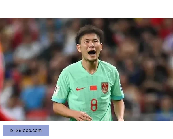李源一国足比赛染红离场引发战局突变球迷热议裁判判罚与球队前景